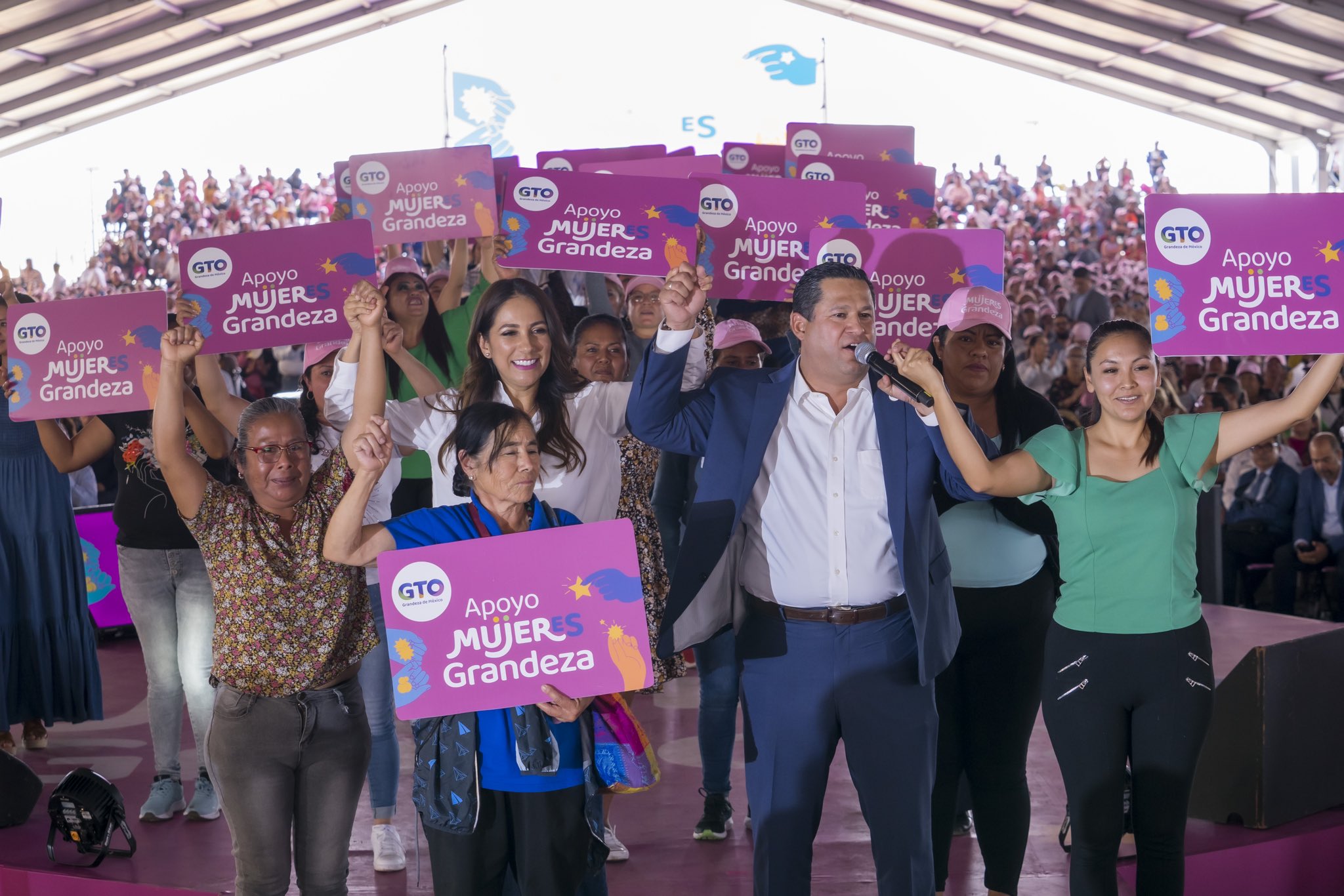 En el reparto de tarjetas rosa. Fotografía archivo