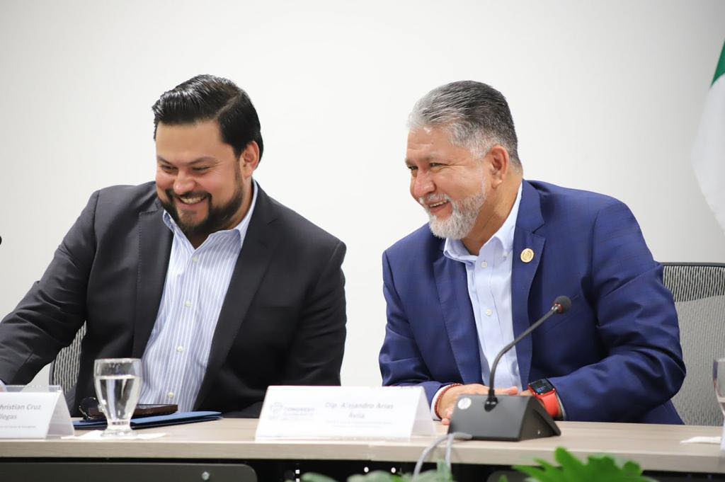 Christian Cruz y el priista Alejandro Arias. Fotografía de redes