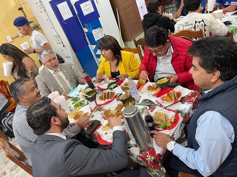 Alejandro Arias y Ruth Tiscareño comiendo tacos junto a algunos de sus asesores en el Congreso. Fotografía especial