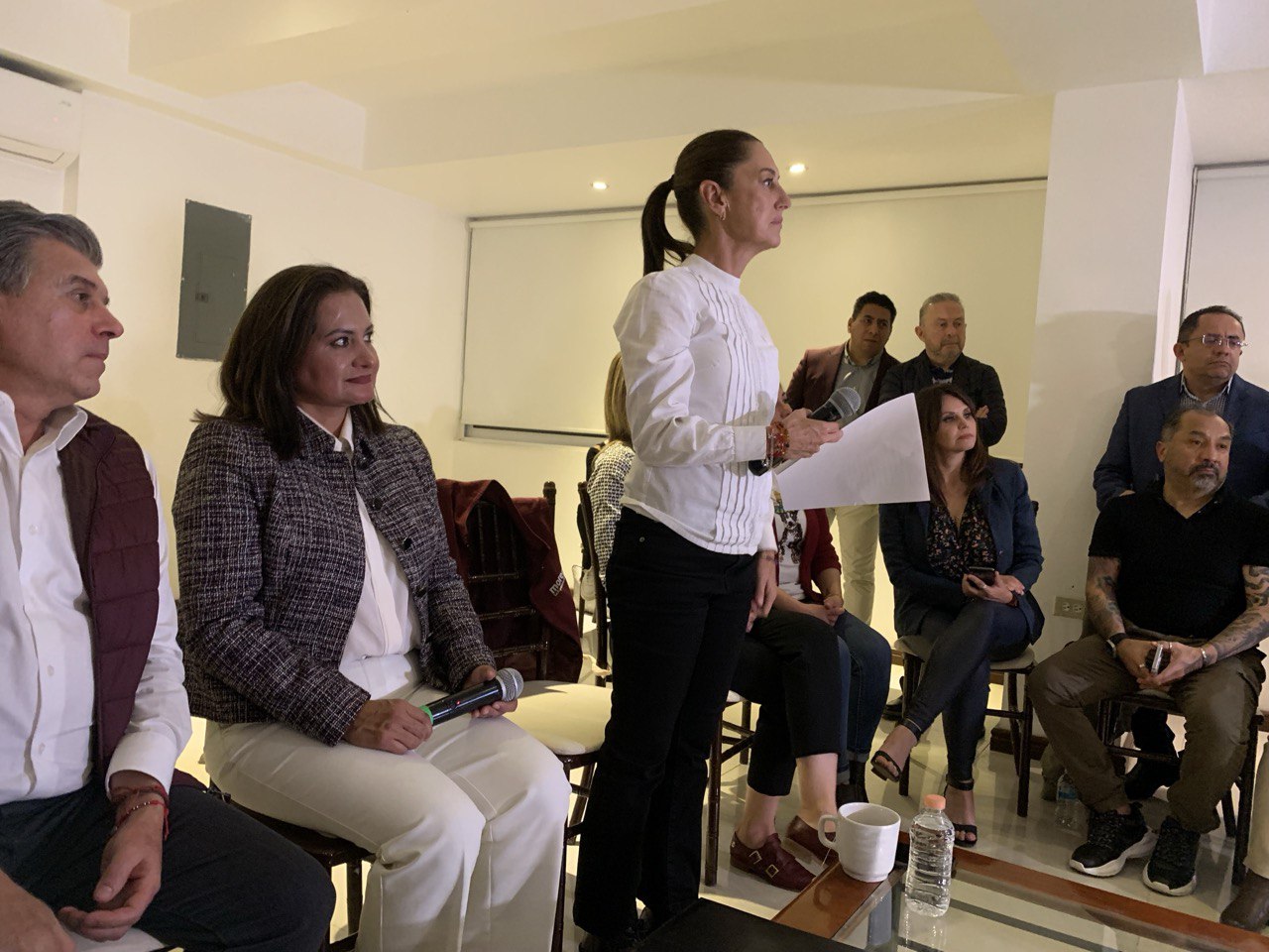 Sheinbaum recibe escrito firmado por 70 periodistas y personas defensoras de Derechos Humanos. Fotografía Carmen Pizano