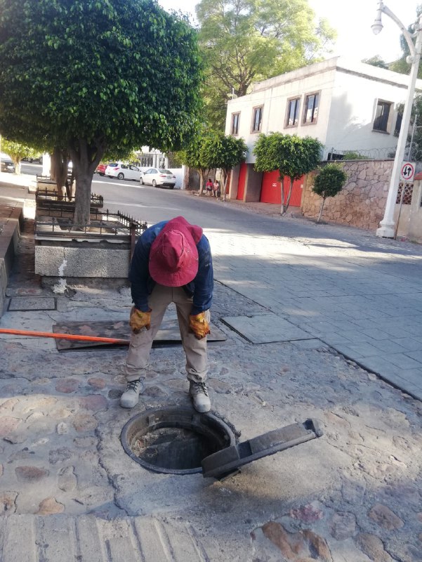 Pesonal de Simapag en trabajos para mitigar el hedor, después de solicitar información sobre los malos olores. Fotografía especial
