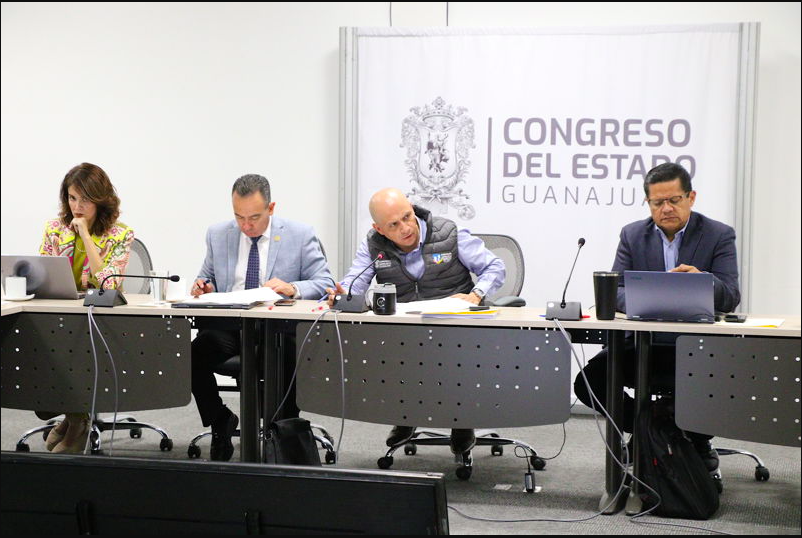 Mesa de trabajo de la comisión de seguridad en la que Dessire Ángel cuestionó la asesoría al servicio del PAN