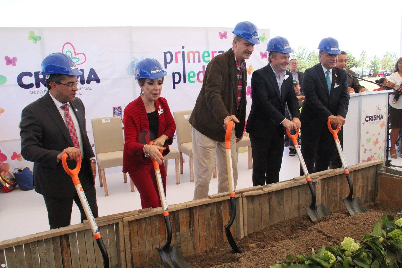 El día en que Vicente Fox y Martha Sahagún colocaron la primera piedra de CRISMA, acompañados por autoridades de Guanajuato