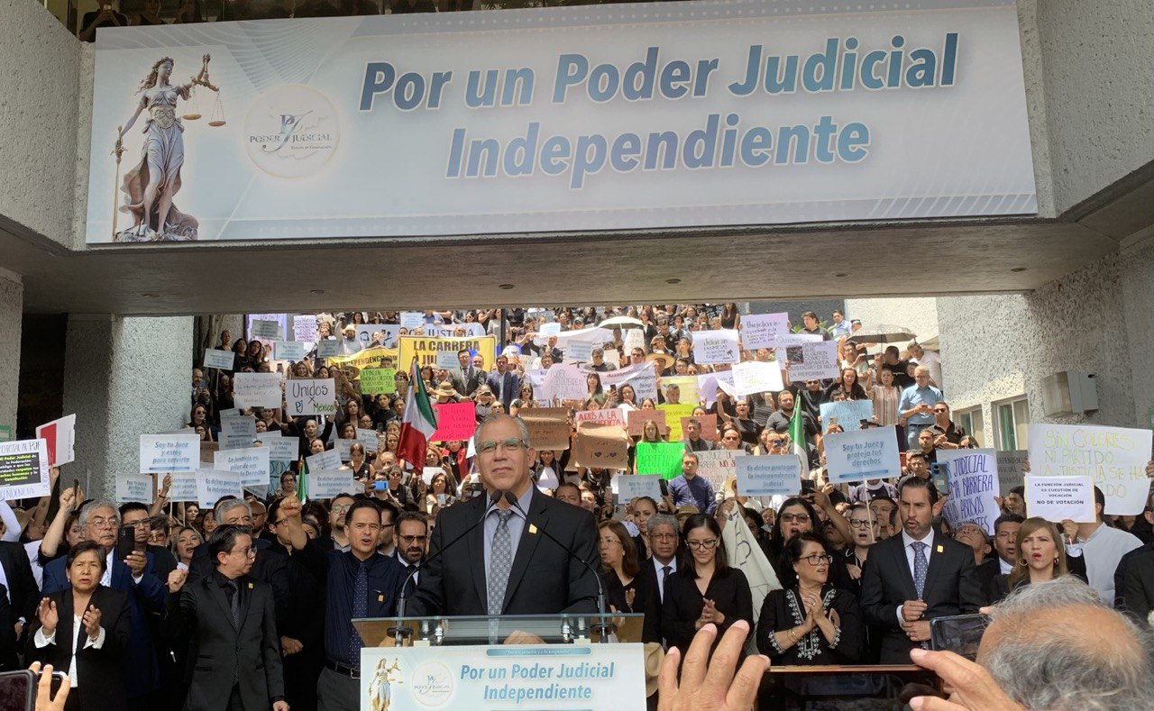 Protesta por la independencia del Poder Judicial en Guanajuato. El panista Eduardo López Mares en primera fila. Fotografía de archivo