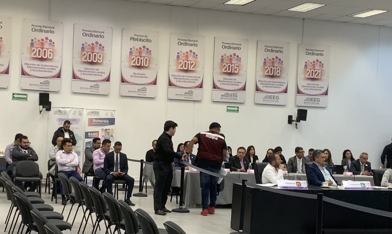 Francisco Escamilla, representante de Morena ante el IEEG abandonó el salón antes del ingreso de Libia García