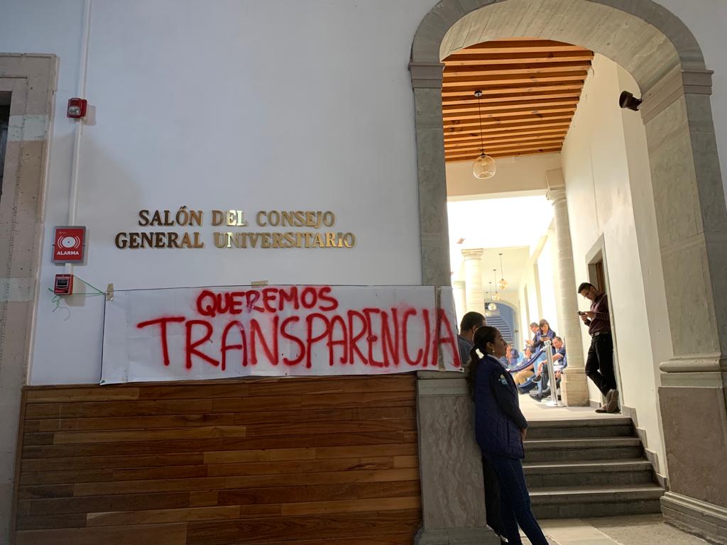 Mensaje a unos metros de donde sesionaba la Junta Directiva con todo el equipo de seguridad de la UG para evitar el paso