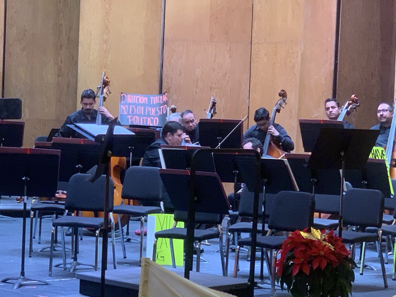 Las pancartas acompañaron a la OSUG en el concierto del domingo
