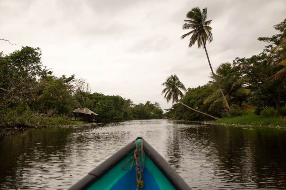 Vista de la comunidad de Mano Perdida y su paisaje. La comunidad vive a orillas de la laguna; sus labores diarias están relacionas con el agua.
SEILA MONTES