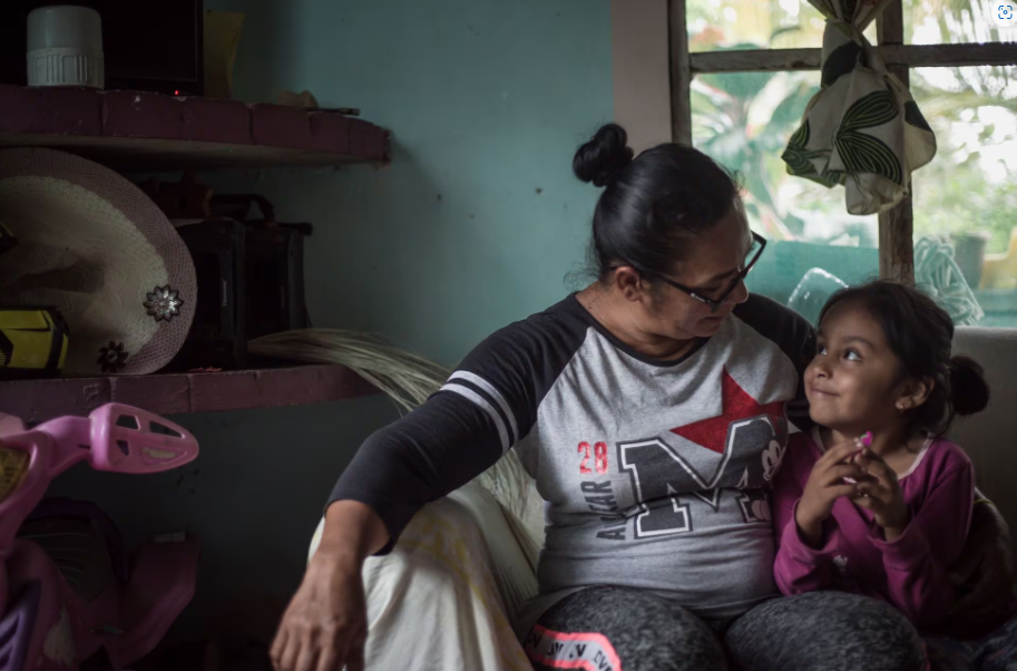 Beatriz Zamudio y su nieta, en la comunidad de Mano Perdida.
SEILA MONTES