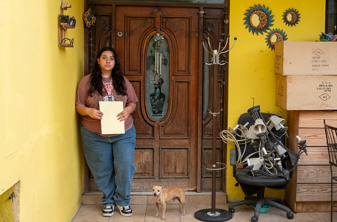 Foto08web: Esther Gutiérrez afuera de su casa, cerca de la planta de Zinc Nacional. Foto: Bernardo De Niz/Quinto Elemento Lab