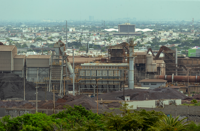 Las chimeneas y una serie de altos montículos de material negro son visibles desde calles cercanas. Foto: Bernardo De Niz/Quinto Elemento Lab