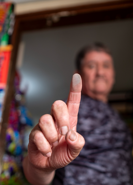 Isaías Izaguirre muestra su dedo con un tizne gris-negro que, aseguró, proviene de Zinc Nacional. Foto: Bernardo De Niz/Quinto Elemento Lab