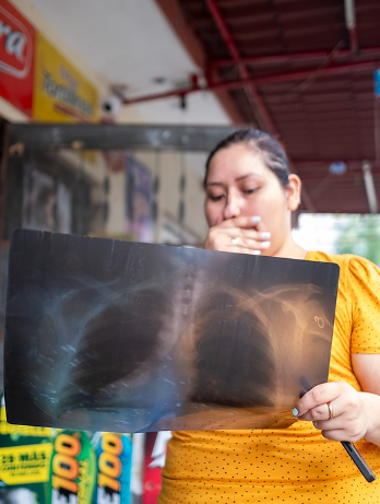 Elena Marisol Izaguirre muestra una radiografía de sus pulmones; se pregunta si la contaminación explica en parte sus problemas respiratorios. Foto: Bernardo De Niz/Quinto Elemento Lab