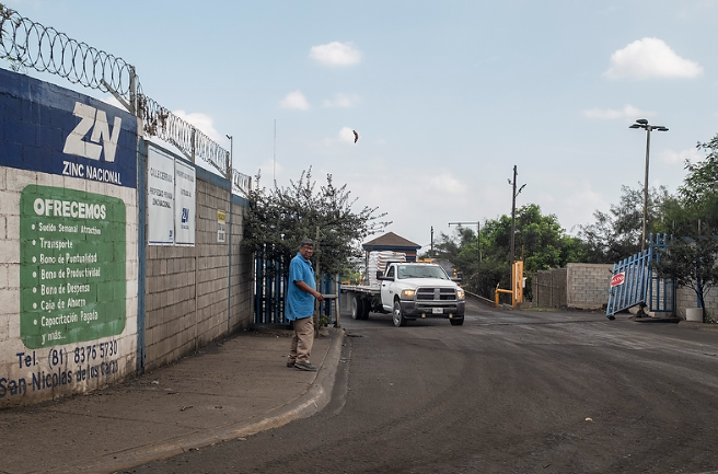 Un hombre camina cerca de uno de los ingresos a la planta en San Nicolás de los Garza. Foto: Bernardo De Niz/Quinto Elemento Lab.