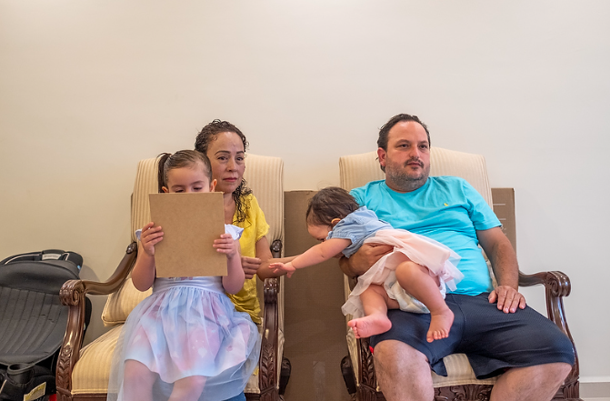 Leticia Vázquez con su esposo, Edelmiro Gómez, y sus dos hijas en su  casa, cerca de Zinc Nacional. Foto: Bernardo De Niz/Quinto Elemento Lab