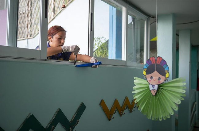 Toma de muestras de polvo en una guardería cercana a la planta de Zinc Nacional que recicla residuos peligrosos en San Nicolás de los Garza. Crédito: Bernardo De Niz/Quinto Elemento Lab
