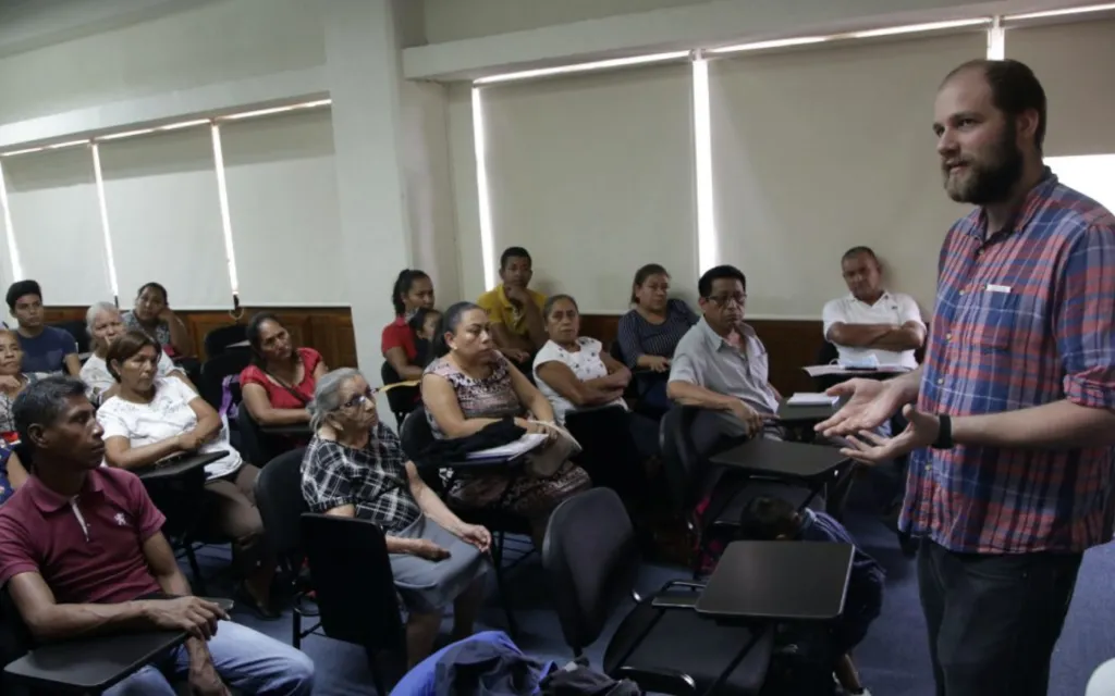 Javier Yankelevich reunido en 2019 con familiares de víctimas de desaparición forzada. (Jessica Torres Barrera)