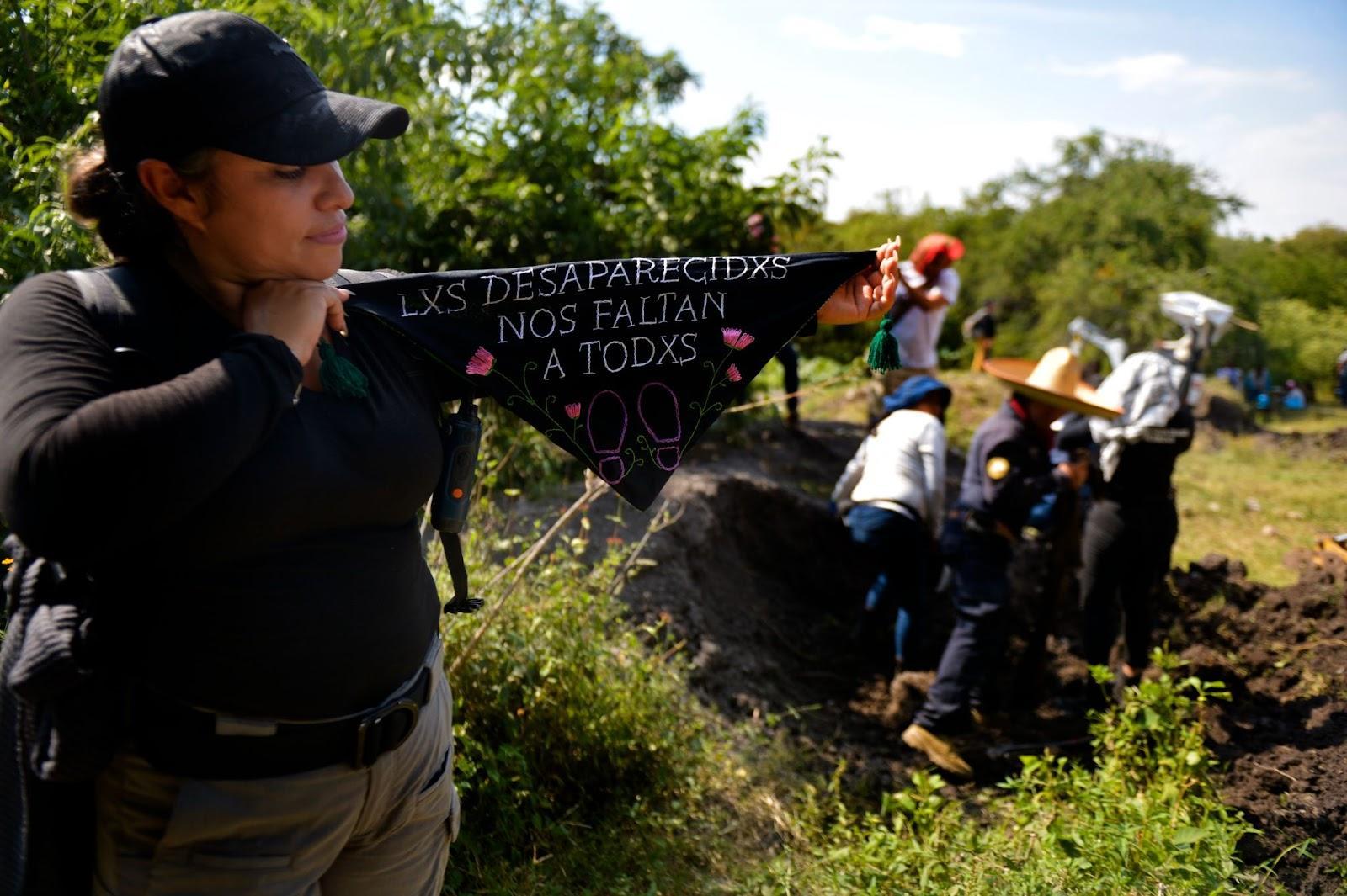 Yadira González Hernández durante la Brigada Nacional de Búsqueda en Morelos, realizada en 2022. Al fondo, familiares de personas desaparecidas e integrantes de la CNB exploran una fosa clandestina. (Lucía Flores)* 
