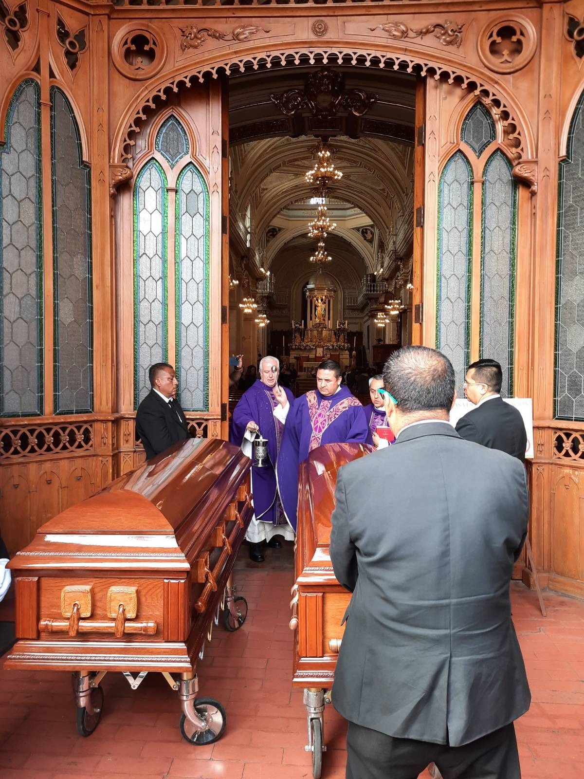Llegada de los féretros del magistrado Ociel Bahena y de su pareja, Dorian Nieves, a la catedral de Aguascalientes.