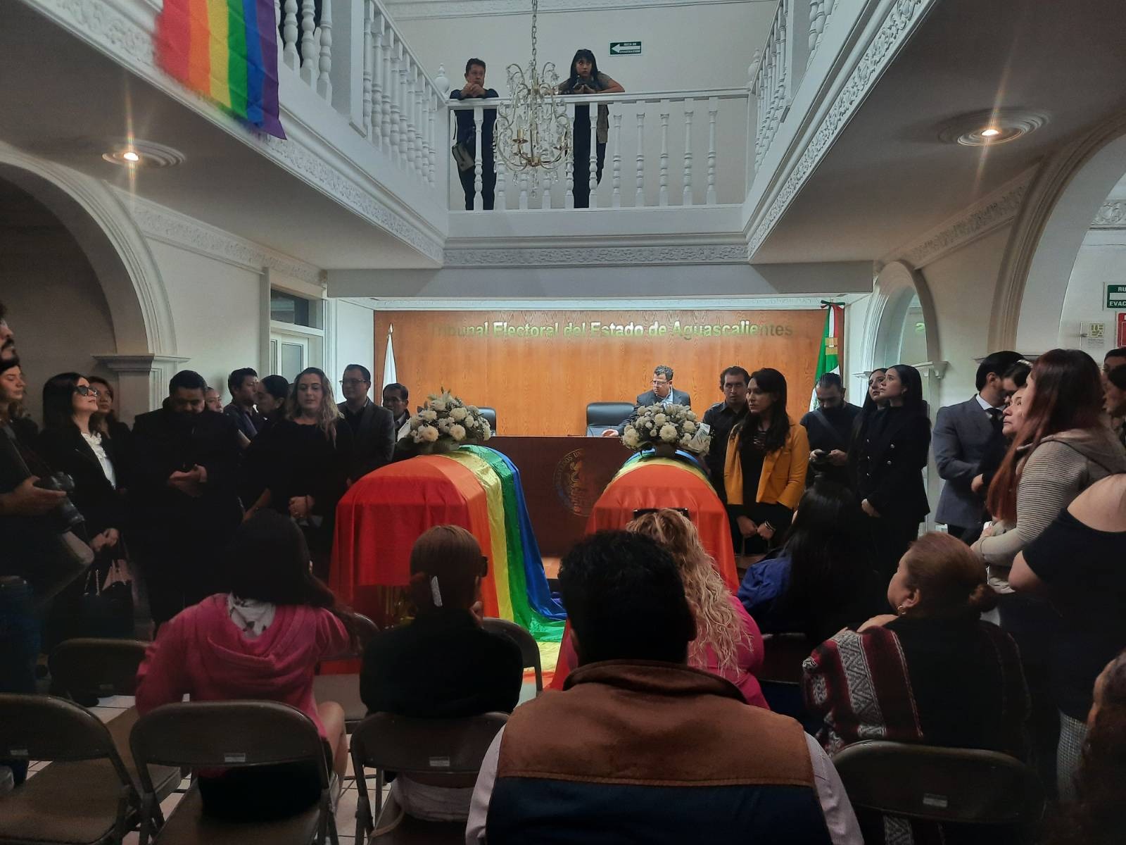 Homenaje a le magistrade y su compañero sentimental en el Tribunal Electoral de Aguascalientes.