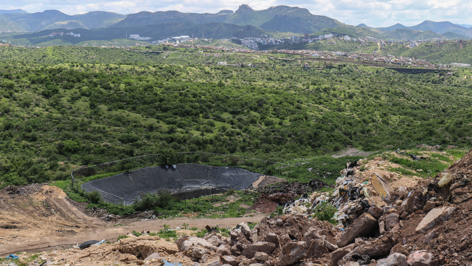 Foto: Juan José Plascencia Plataforma clausurada tras el incendio y laguna de lixiviados