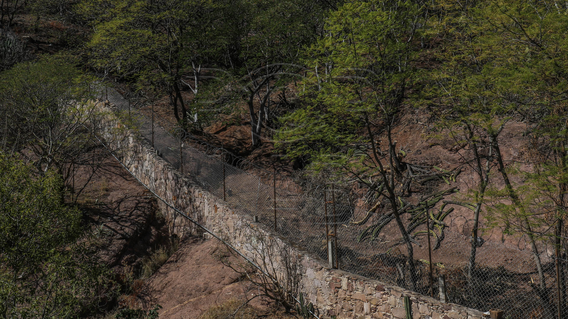 Así luce la malla y púas colocadas por la inmobiliaria