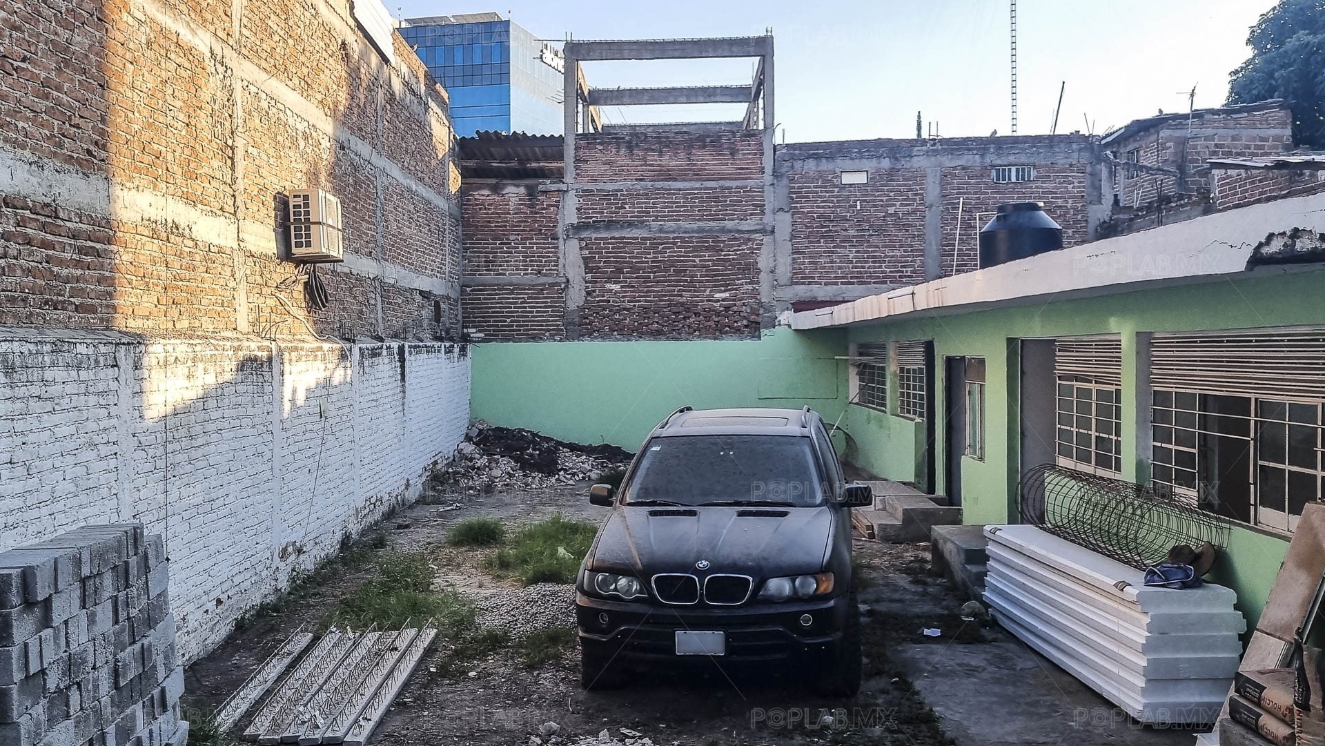 Al interior del inmueble estatal, se encuentra estacionada una camioneta y se almacena material de construcción. Foto: Juan José Plascencia