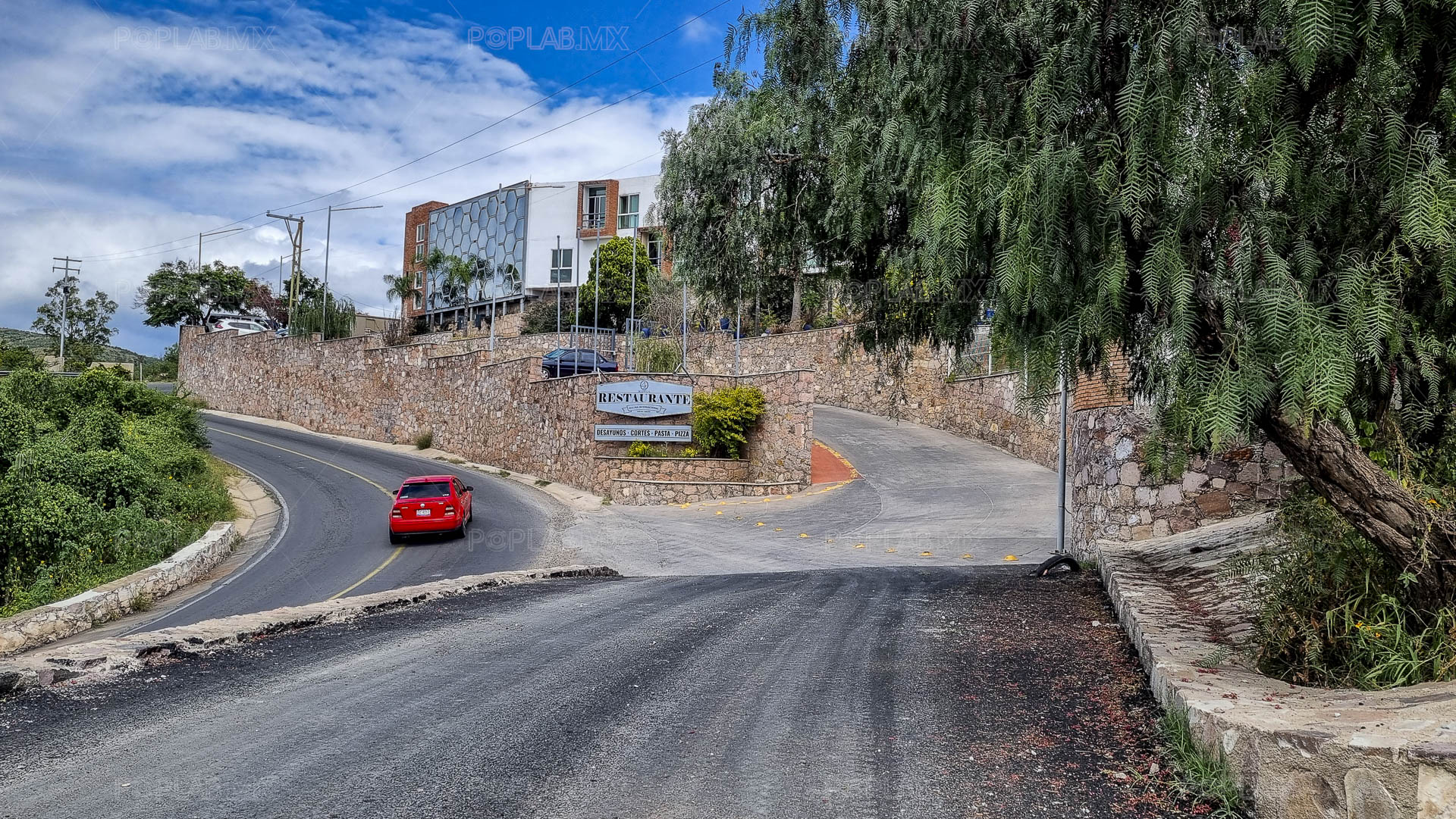 Foto: Juan José L. Plascencia pavimentación que culmina en la entrada del hotel del alcalde y su familia