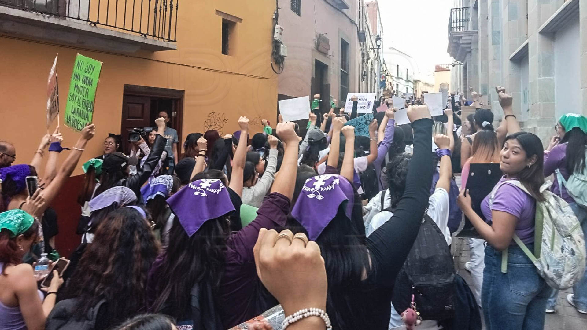 Foto: Yajaira Gasca Feministas frente a la Universidad de Guanajuato