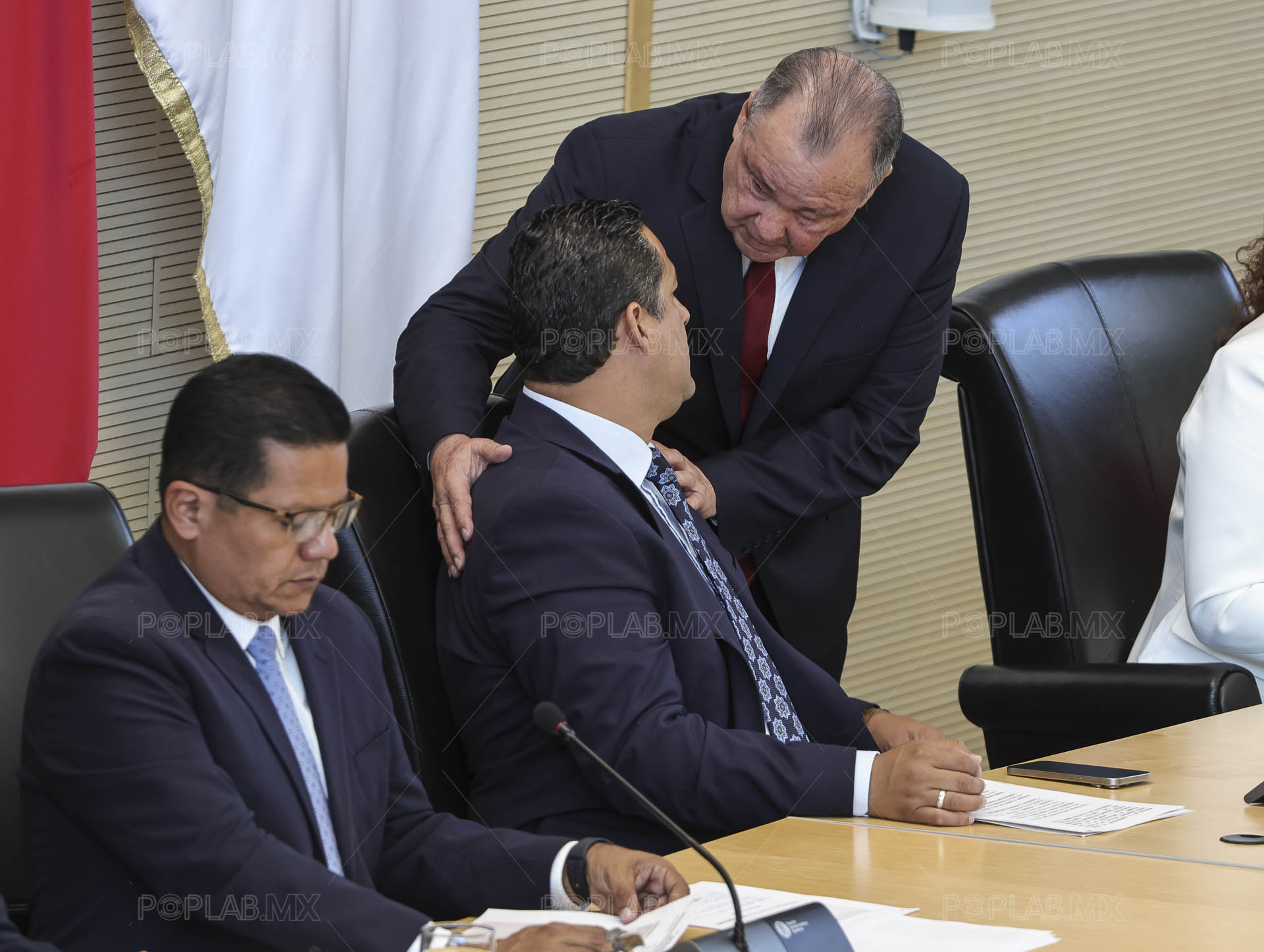David Martínez, coordinador de Morena, se acerca al gobernador, Diego Sinhue Rodríguez. Fotografía Juan José Plascencia