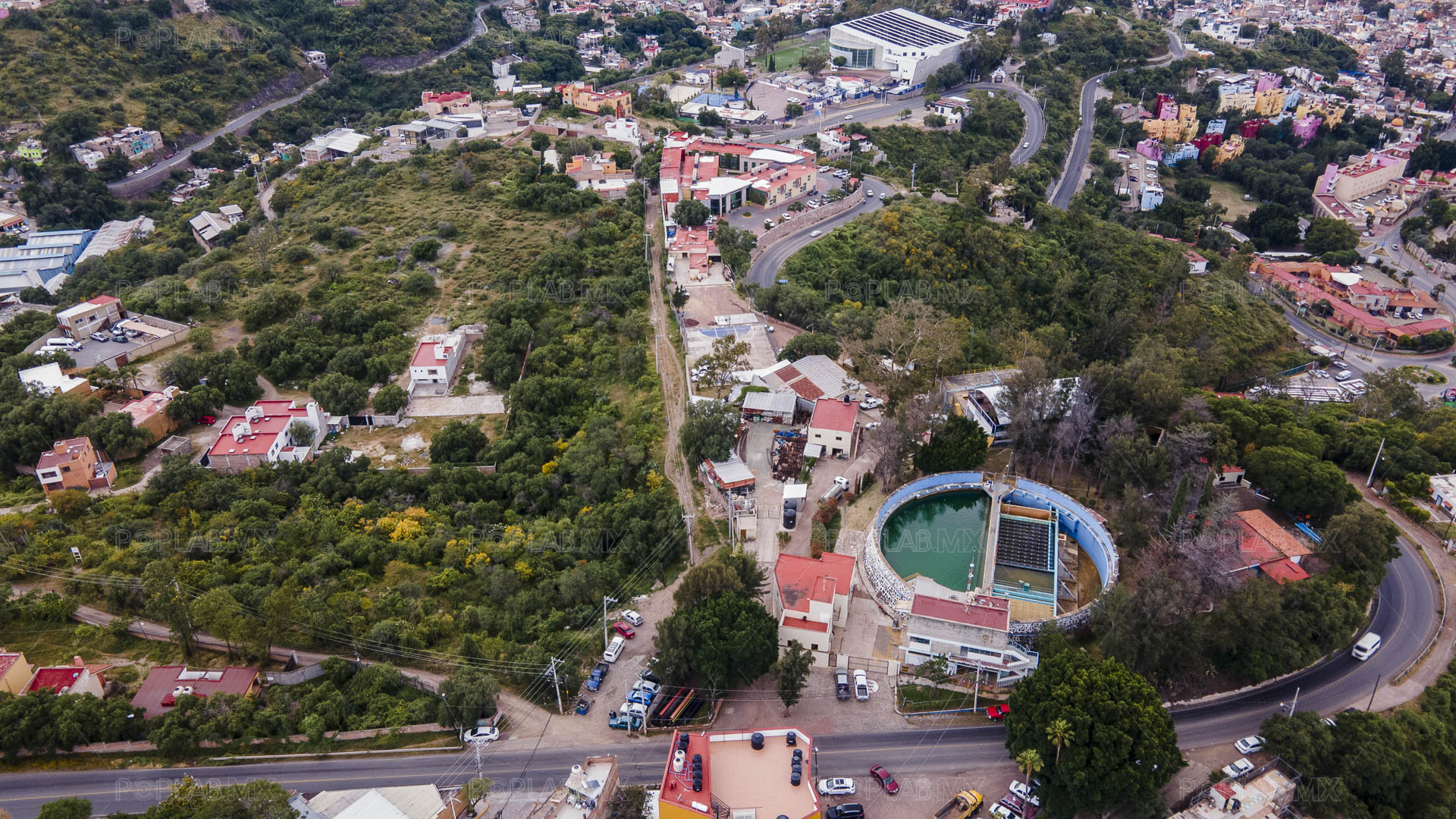 Foto: Juan José L. Plascencia El camino pasa a un lado de instalaciones de Simapag