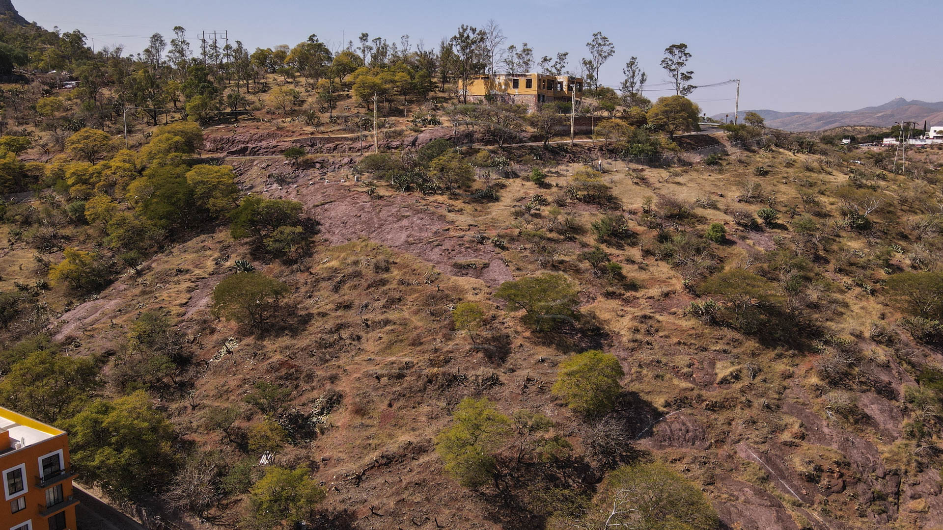 Así luce el cerro donde se pretende construir el estacionamiento, el fraccionamiento y el hotel