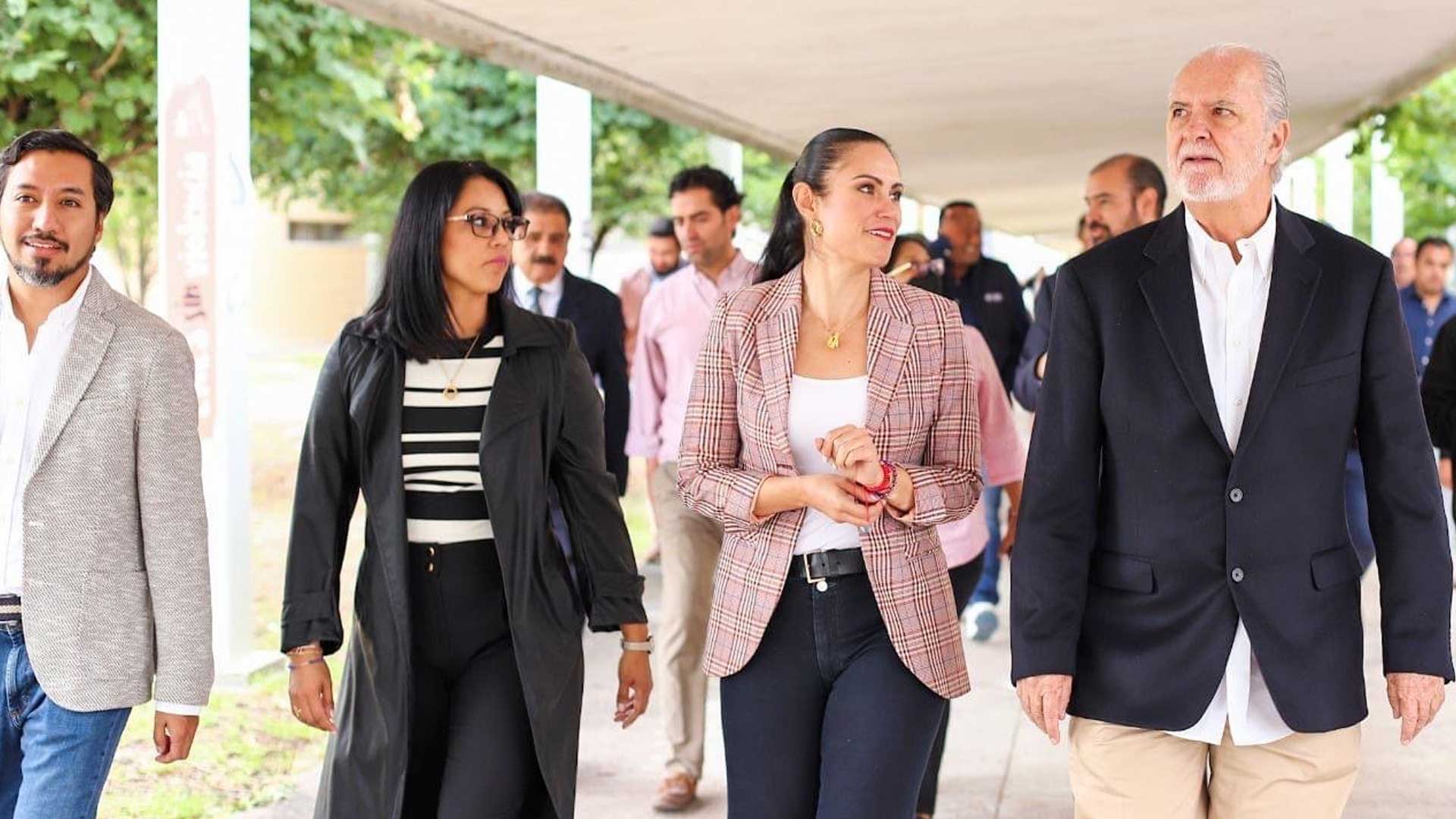 Una comitiva de autoridades universitarias escoltó a la alcaldesa al auditorio de la ENES. Foto: especial