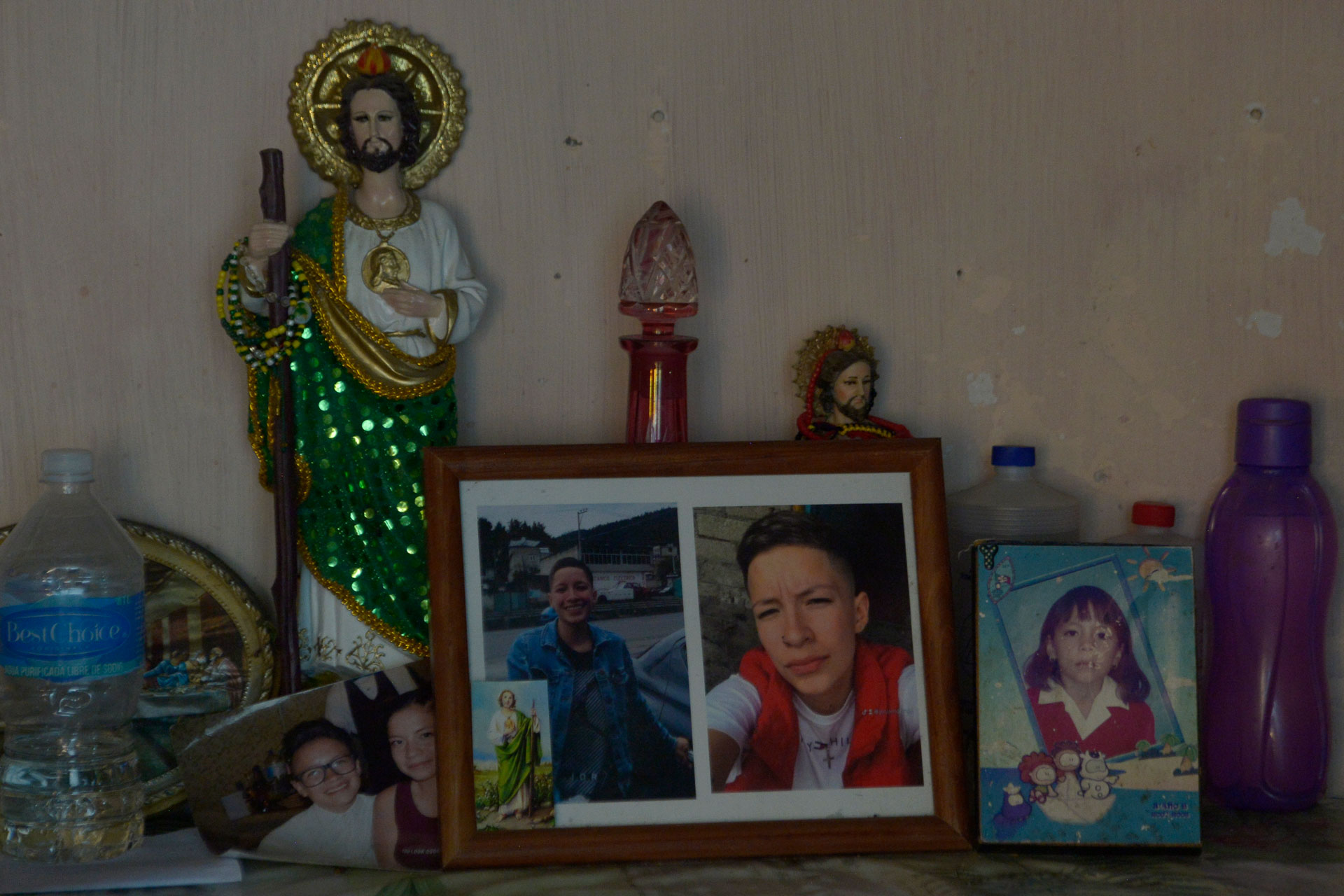 En la casa de Mago, en un lugar destacado se encuentran sus fotografías, resguardadas por imágenes de San Judas Tadeo.