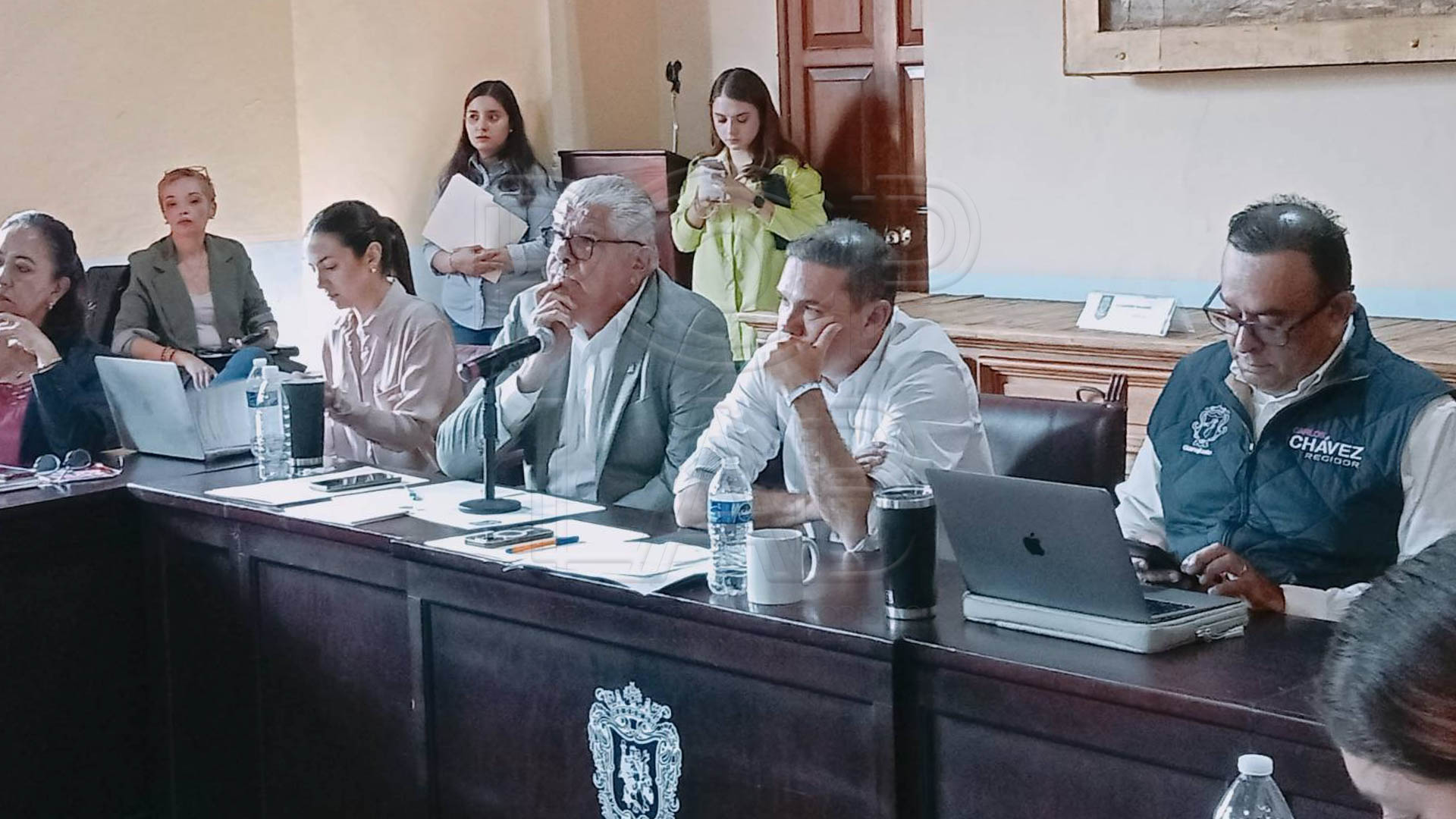 Foto: Yajaira Gasca El alcalde Alejandro Navarro en reunión con integrantes del frente