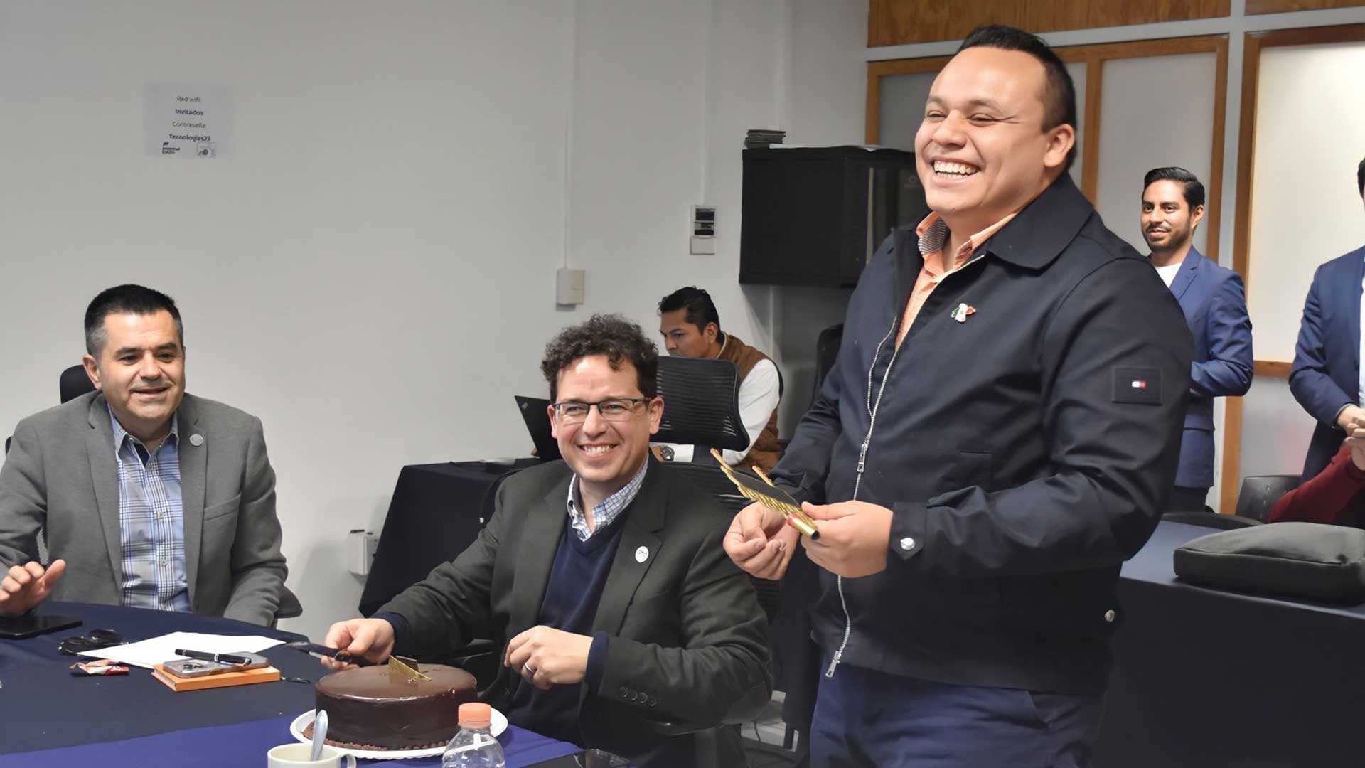 Antonio Navarro y Carlos Martínez, ex titular de la Secretaría de la Transparencia y Rendición de Cuentas, festejando el cumpleaños del empresario favorito de la 4T