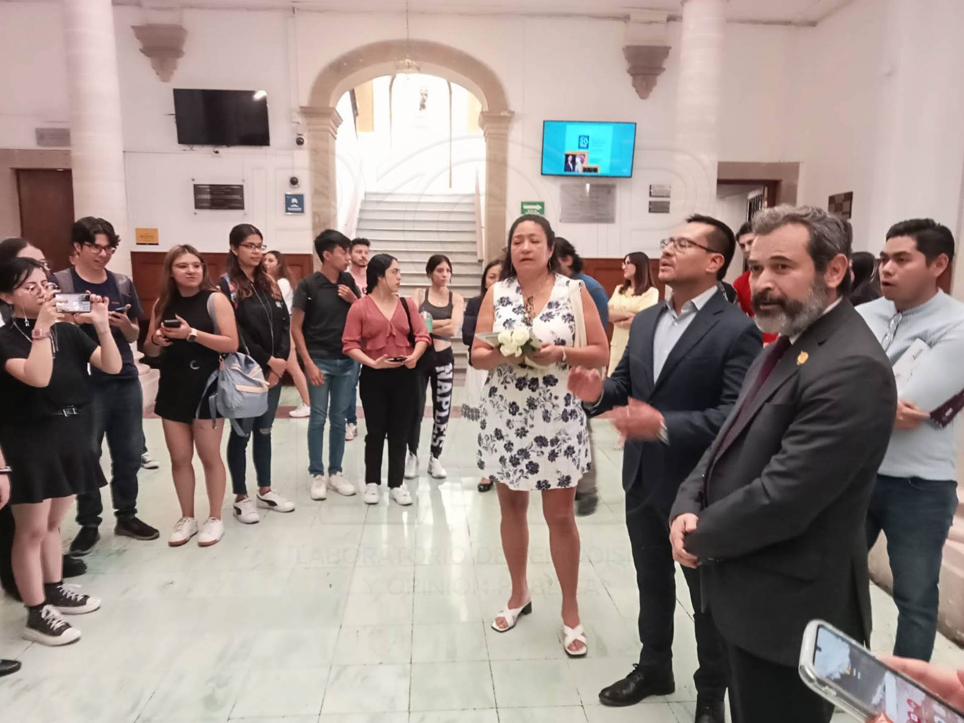 Foto: Yajaira Gasca alumnos de Ciencia Política y docentes con director de la división