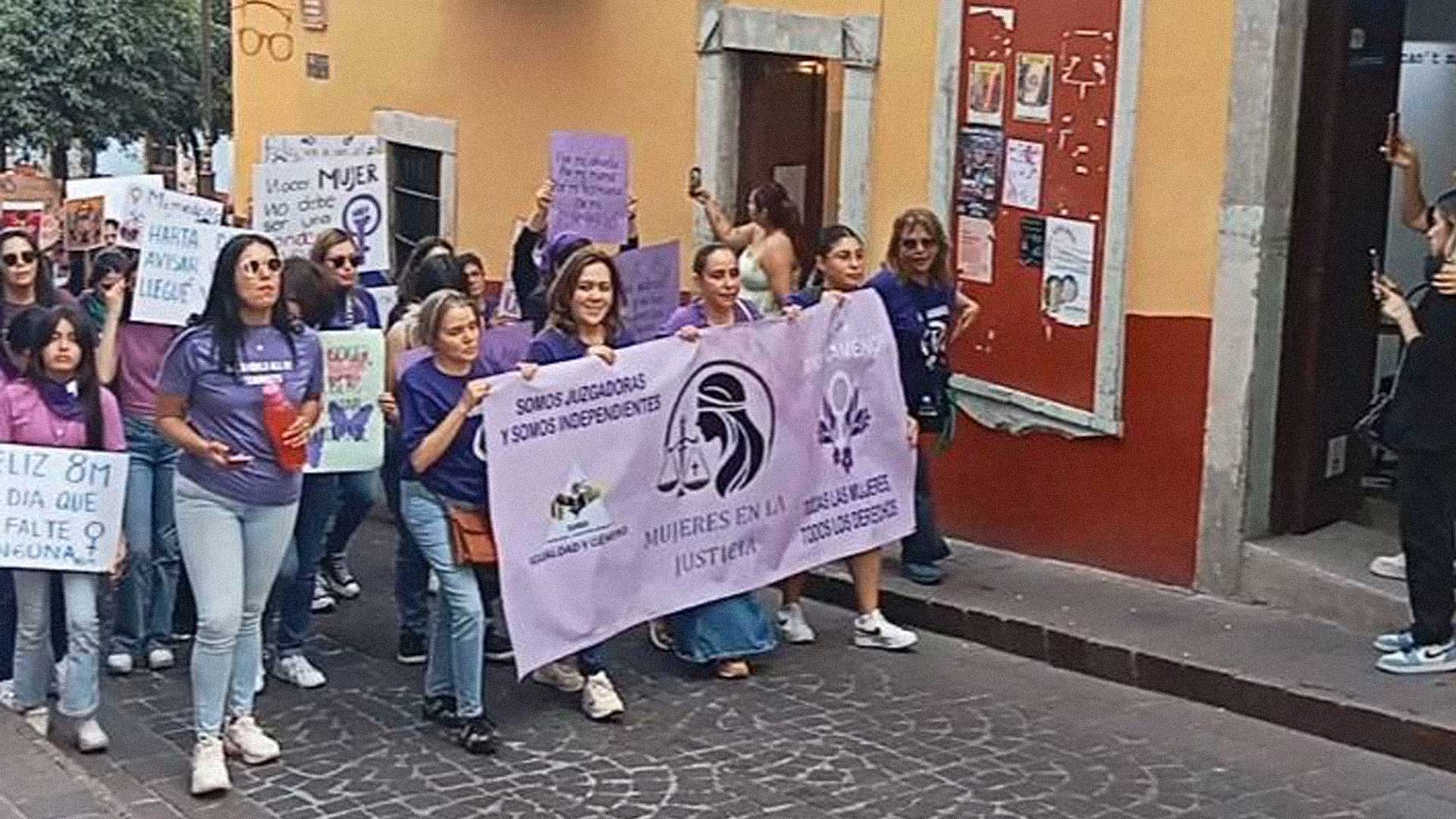 Foto: Yajaira Gasca juzgadoras en marcha del 8M en Guanajuato