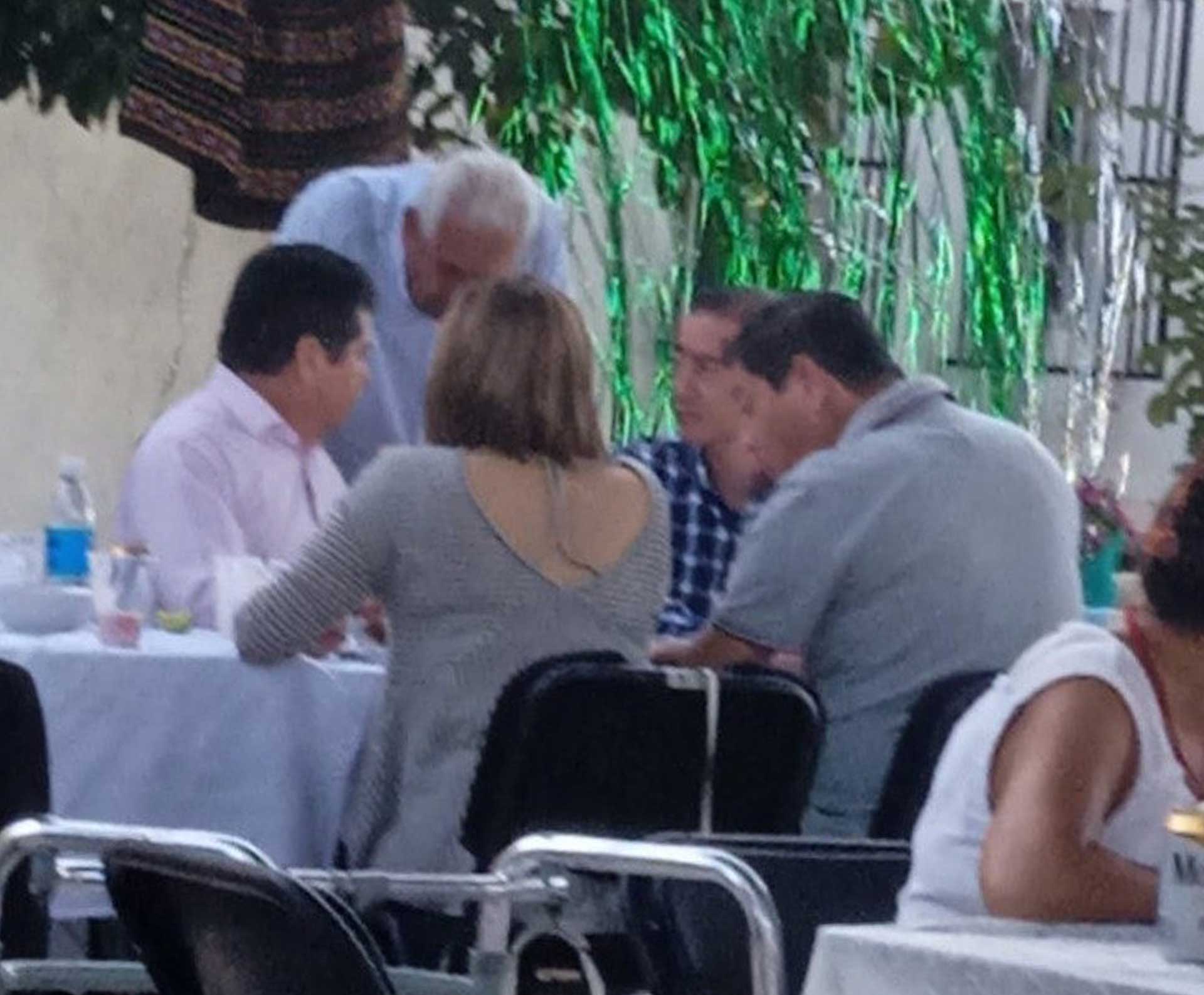 Fotografía del día que el dirigente de la sección 45 del SNTE y el ex abogado de la SEG intentan convencer a jubilados de desistirse. Fotografía especial