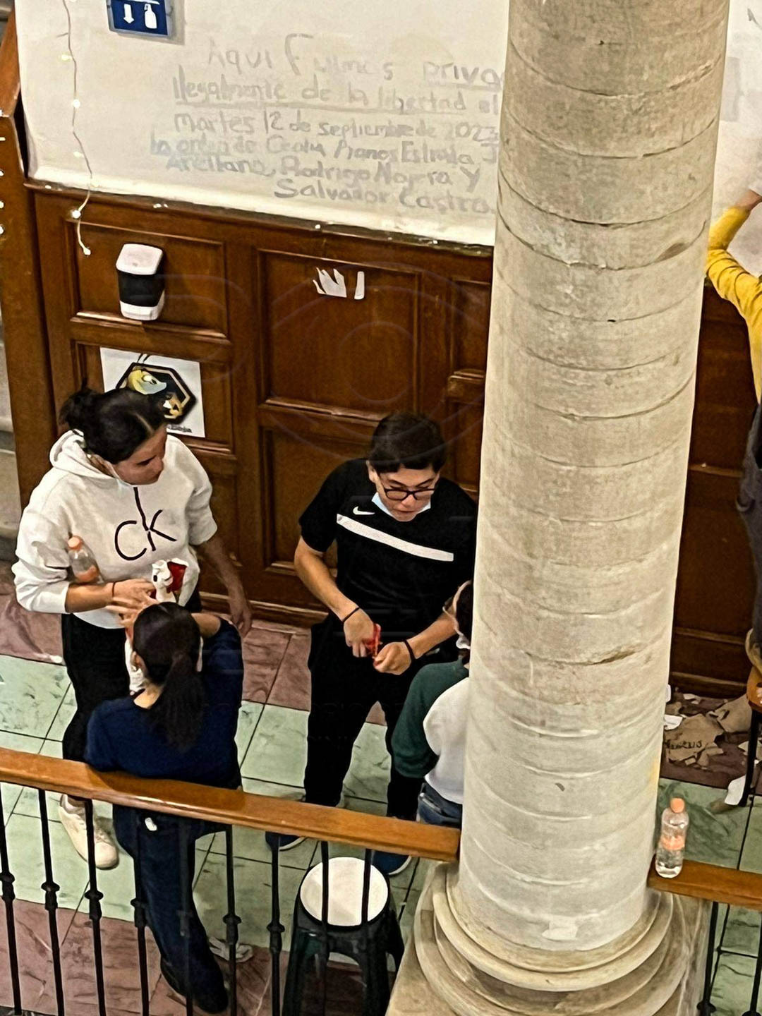 Alumnos participan en "limpieza" de consignas. Foto: Especial