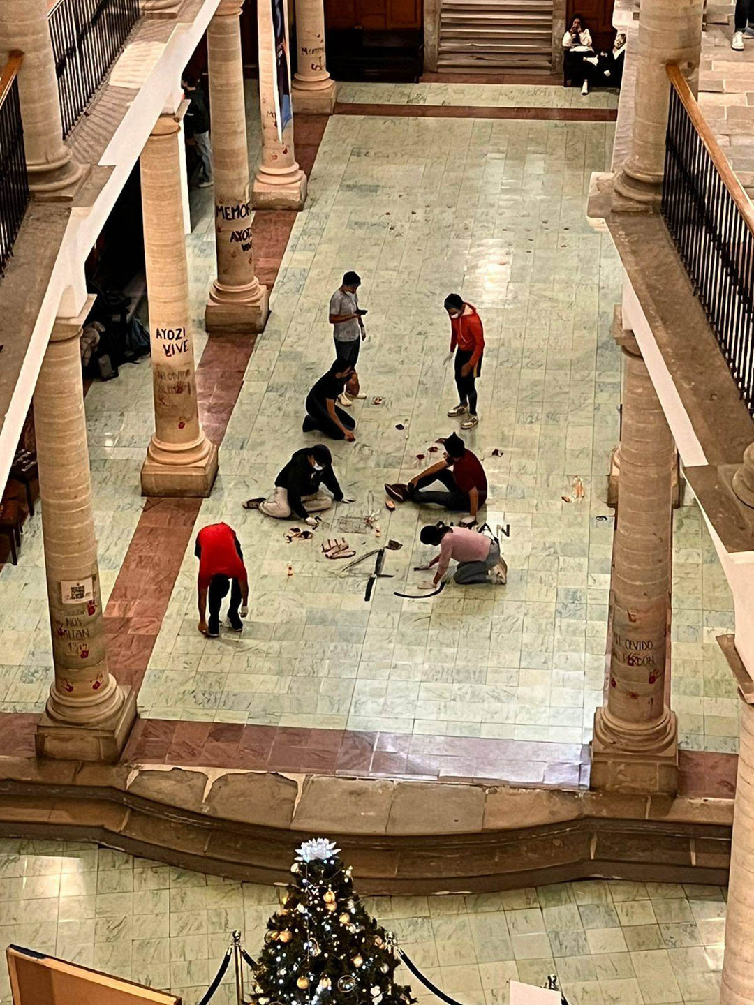 Foto: Cortesía El lunes 11 de diciembre estudiantes de la UG se reunieron para despintar las consignas