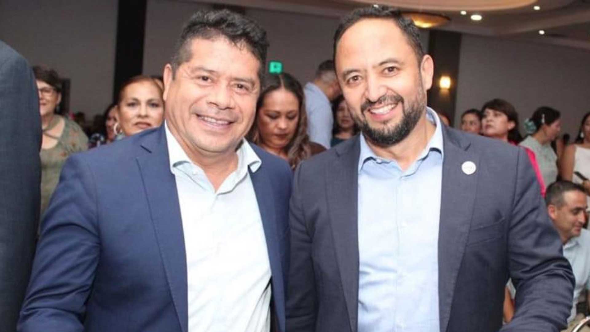 Rigoberto Macías, dirigente de la sección 45 del SNTE con el secretario de Educación, Jorge Hernández