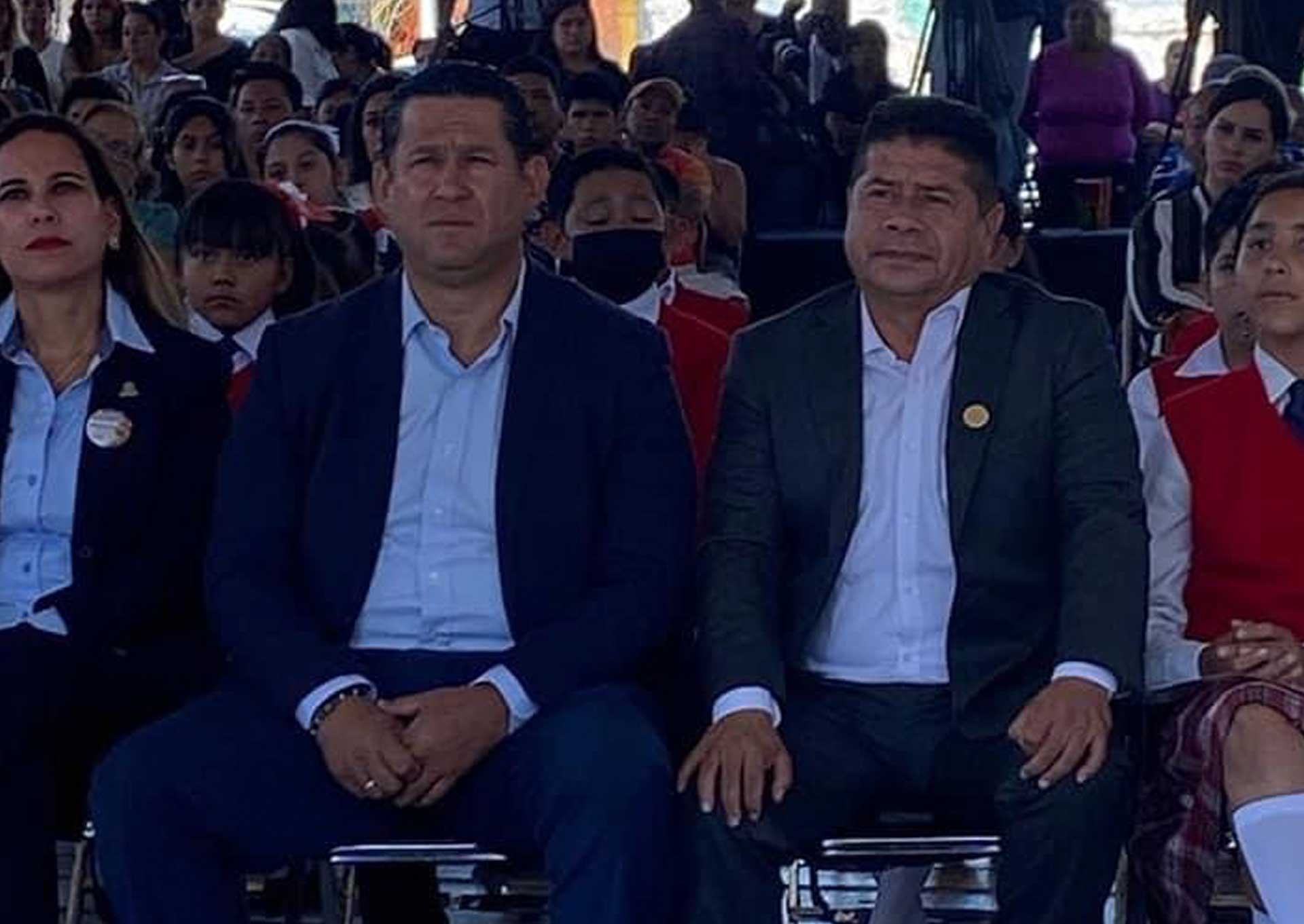 Dirigente de la sección 45 del SNTE con el gobernador, Diego Sinhue Rodríguez