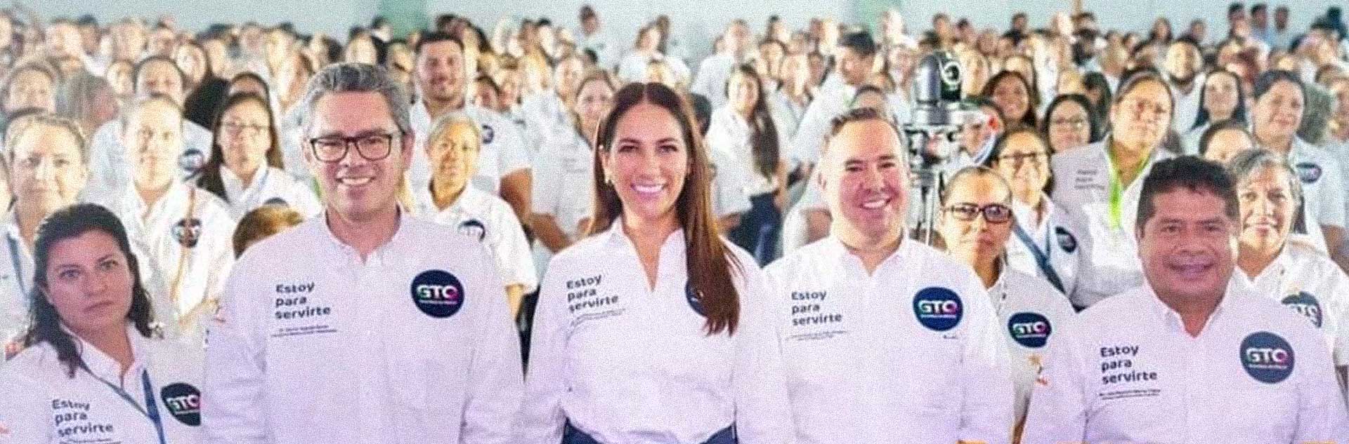 Rigoberto Macías con Libia García Muñoz Ledo y el secretario de Finanzas, Héctor Salgado Banda. Fotografía especial