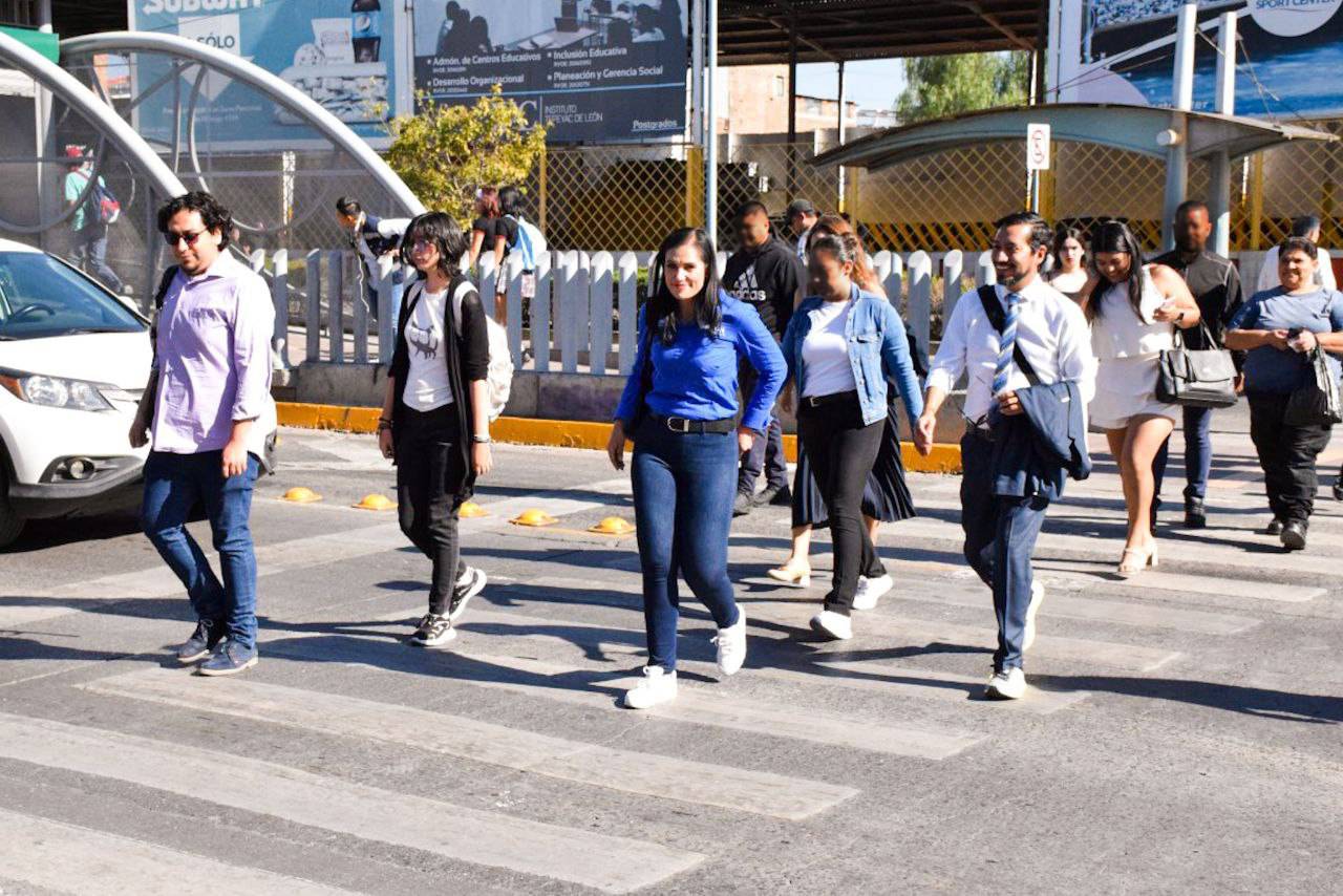 La alcaldesa acompañada de otros servidores públicos utilizó la oruga para trasladarse a la sesión de Ayuntamiento en el marco del Día Mundial sin Auto. Foto: especial