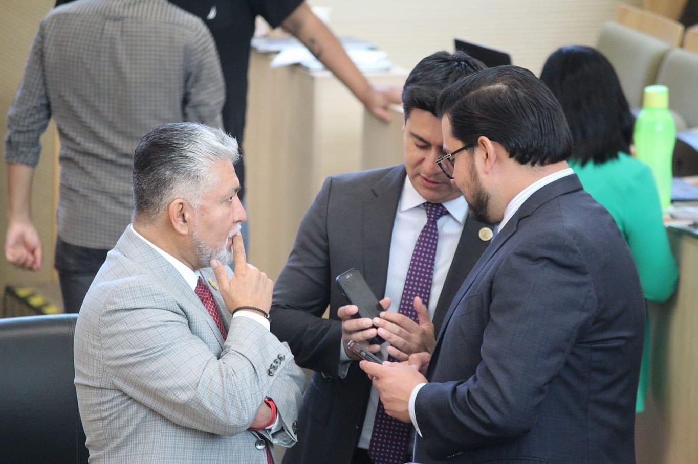 Alejandro Arias, Gustavo Adolfo Alfaro y Christian Cruz. Los dos primeros diputados priistas, el último secretario general del Congreso. Fotografía especial