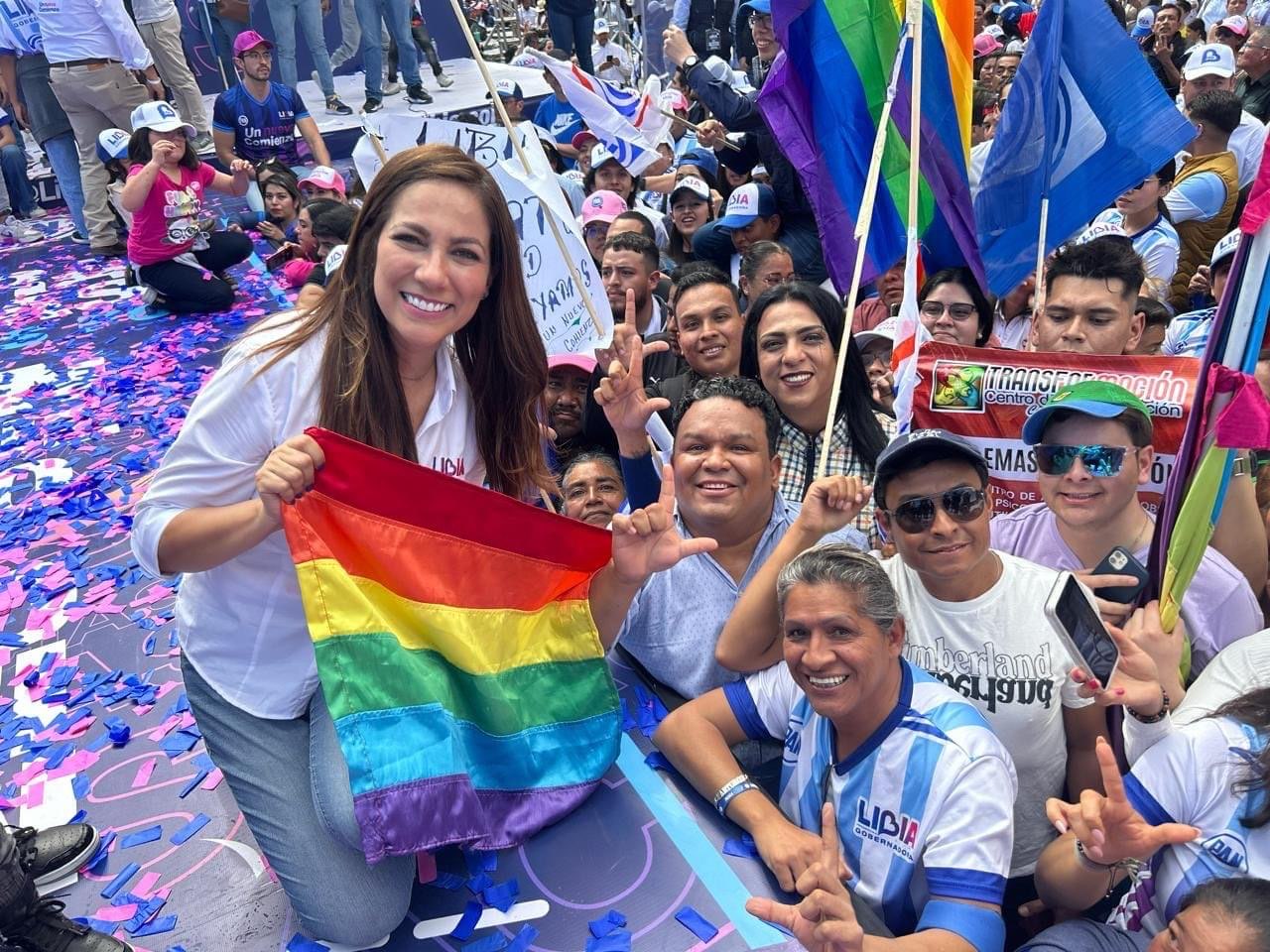 Libia García posa con la activista Rubí Araujo y otras personas de la diversidad. Foto: especial