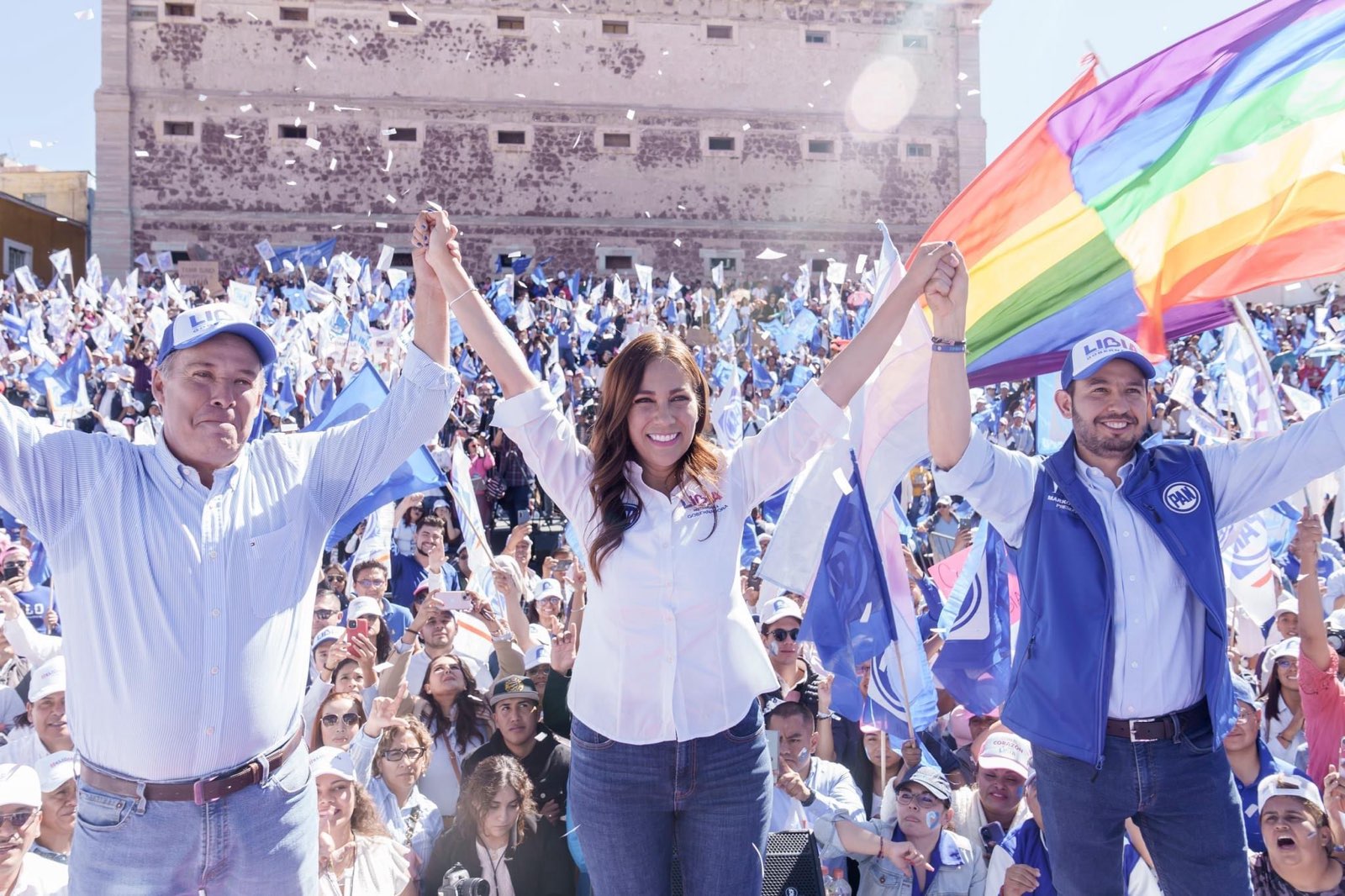 Miguel Márquez, Libia Denisse García y Marko Cortés, dirigente nacional del PAN, durante el arranque de precampaña de la panista.. Foto: especial
