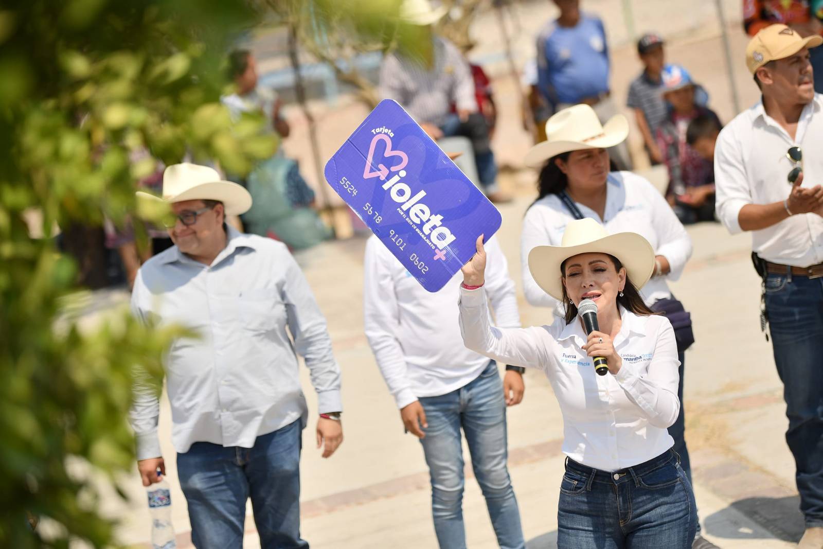 Foto: Especial En campaña Samantha Smith comprometió la entrega de la tarjeta