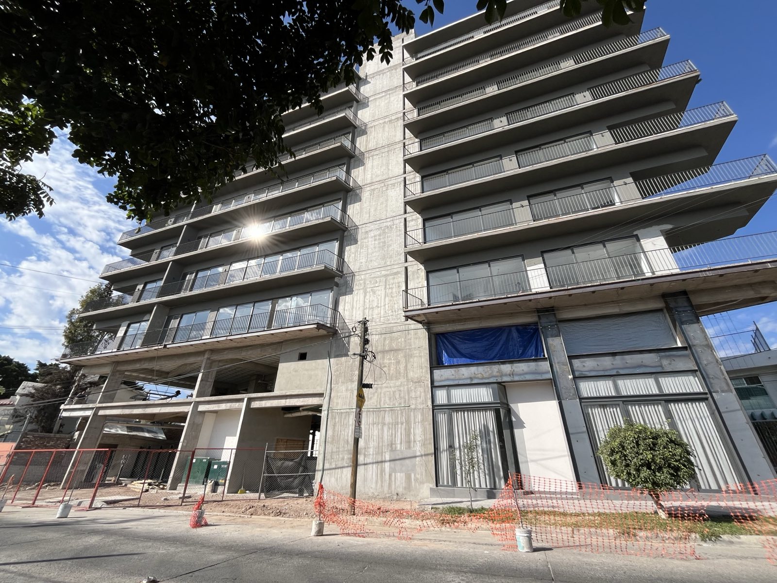 La obras de construcción se han extendido a la acera de la Avenida León sin mostrar el permiso correspondiente. Foto: Melissa Esquivias